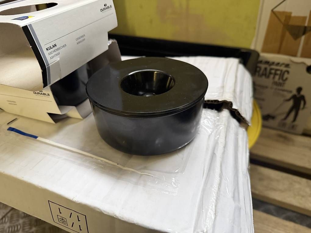 Portacenere: 6 Stk. neue Durable Aschenbecher in schwarz – Usato da Necker venduto da liq24 2