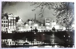 Amsterdam bij avond. Amstelbrug
