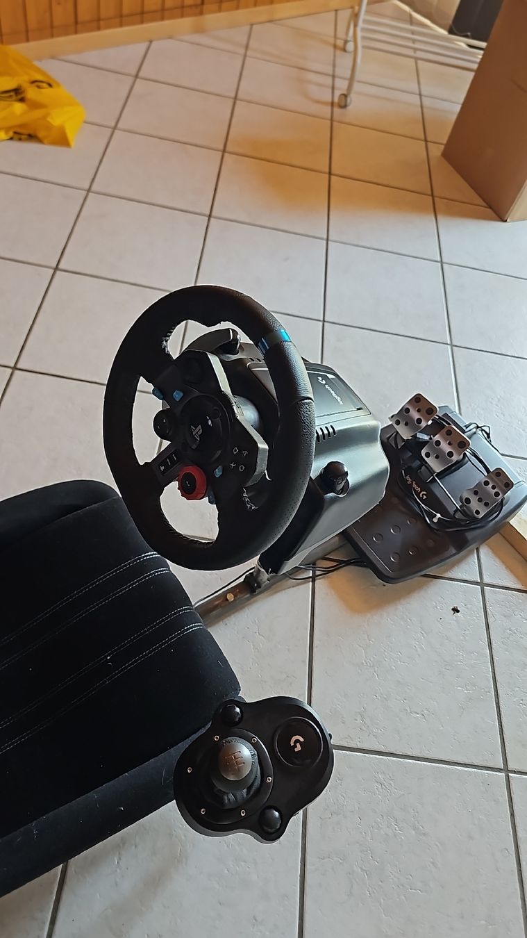 Logitech Manettes: Lenkrad mit Rennsitz G29 – D'occasion à Wiler b.  Seedorf par Evoxnxx 4