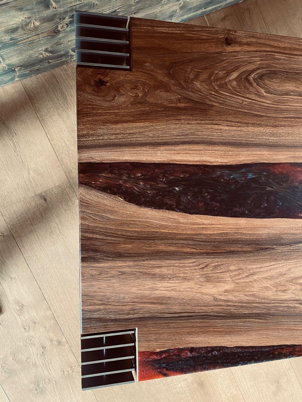Tavoli: Nussbaum wood and epoxy dining table - beautiful & unique – Nuovo (secondo la descrizione) da Unterseen venduto da Drewski 8