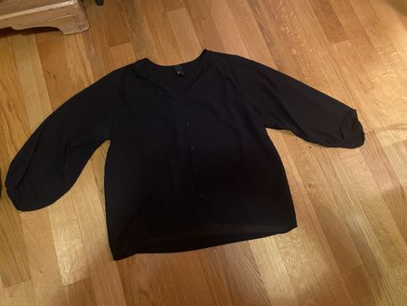 Chemisier noir H&M taille 36 - Idéal pour l'automne!