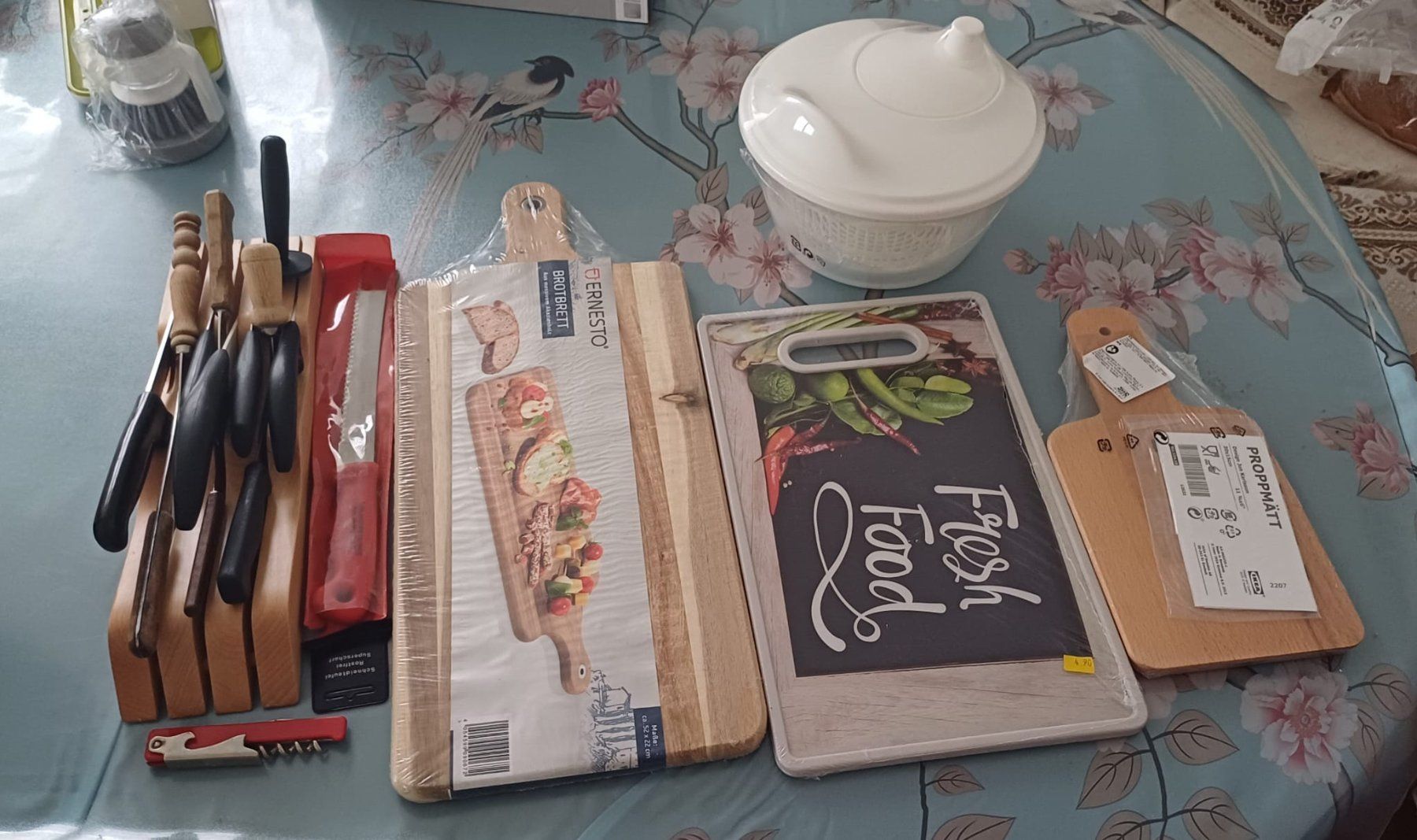 Messer: Set de couteaux avec planche à couper et essoreuse à salade – Neu (gemäss Beschreibung) aus Payerne von jea_m6nb