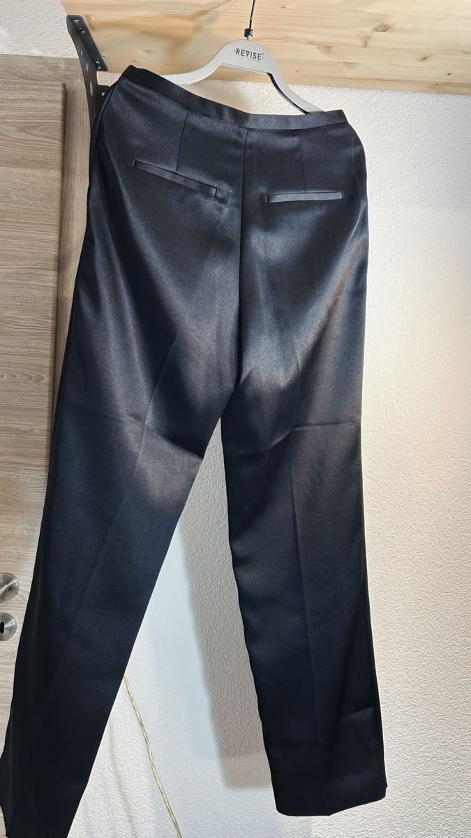 Pantaloni: PANTALON SATINÉE NOIR – Usato da Pont (Veveyse) venduto da pil_k9jp 6