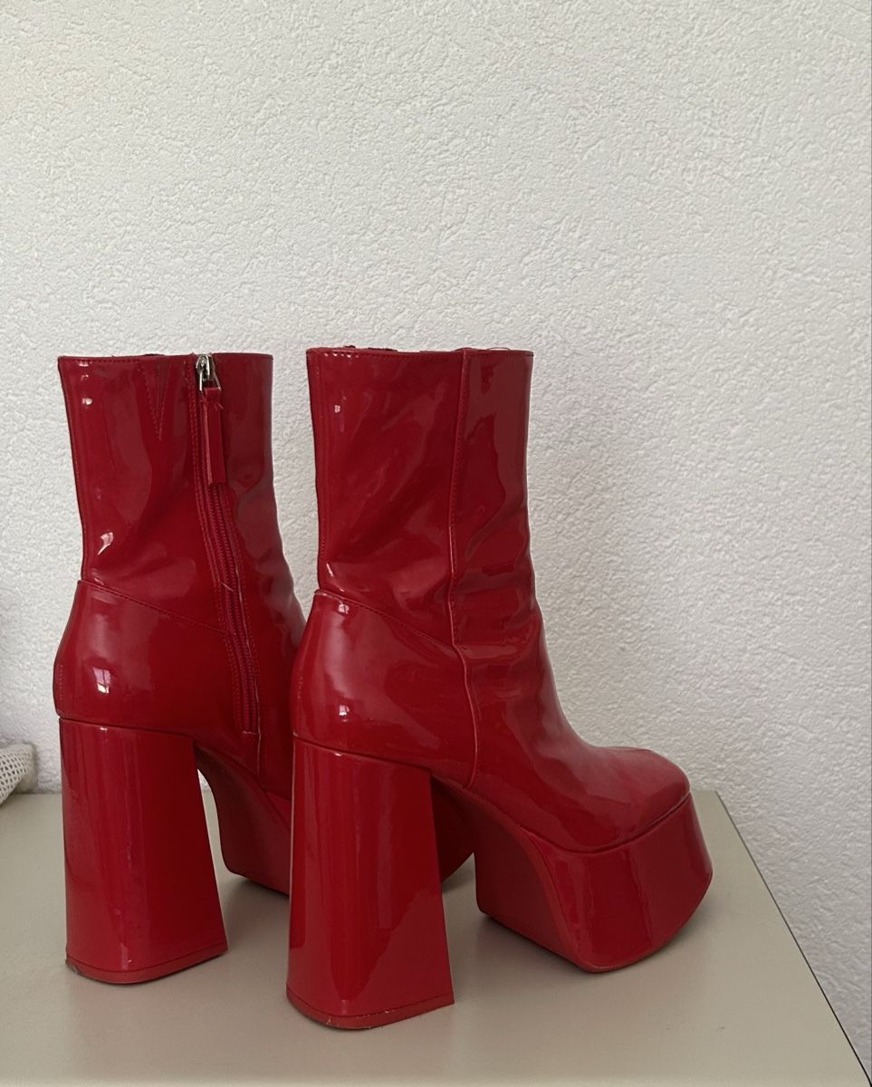 Bershka Scarpe da donna: Bottes vernies rouges à plateforme - Taille 37 – Usato da Ardon venduto da cam_f86l