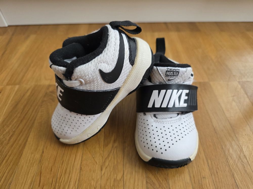 Nike Chaussures garçon: Coole Nike Team Hustle, Gr. 21, Top Zustand! – D'occasion à Dättwil AG par Njo_x88j 1