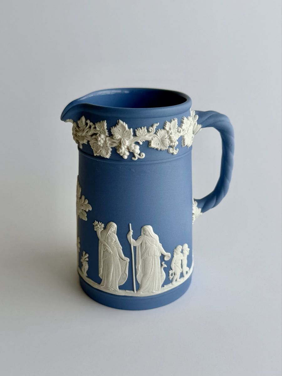 Karaffen: Pichet Wedgwood Jasperware bleu modèle antique – Gebraucht aus Genève von mar_nd6c 2