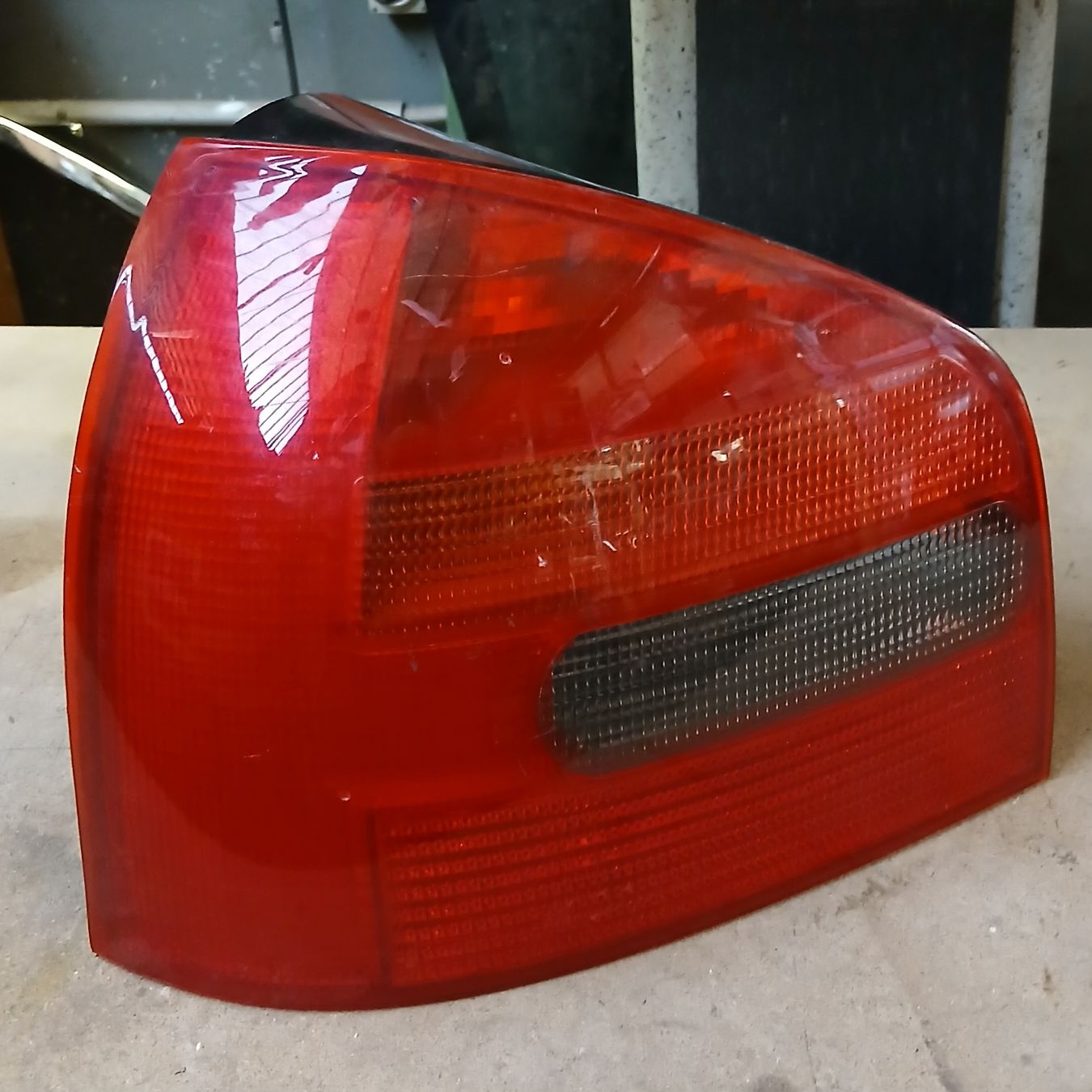 Audi Fari: Feu arrière gauche Audi A3 1996-2003 – Usato da la heutte venduto da Auto-stock