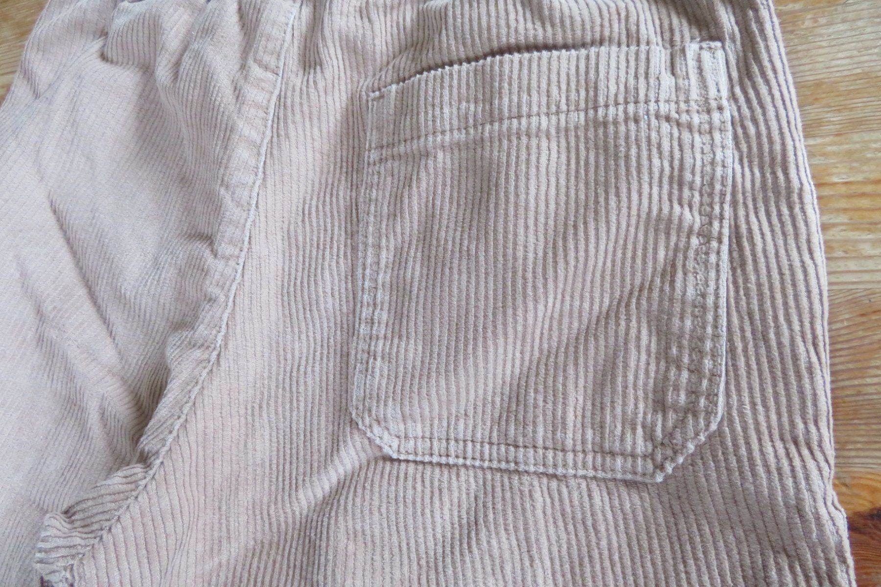 H&M Pantaloni: H&M Cordhose in Gr. 134 – Usato da Steckborn venduto da Bibendum02 3