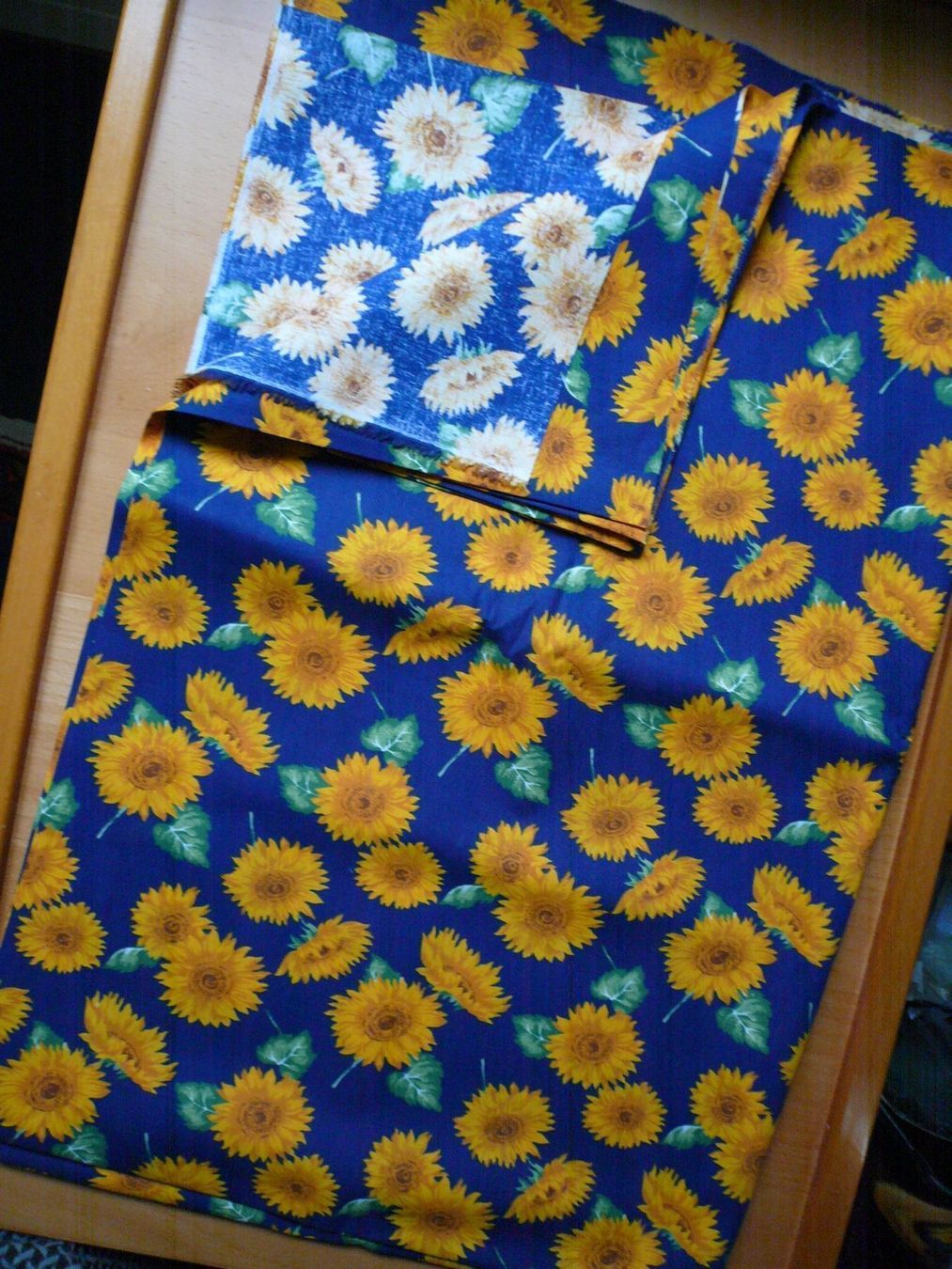 Stoffe: Patchwork - BW Sonnenblumen auf blau - 55 x 70 cm – Neu (gemäss Beschreibung) aus Brunnadern von pinkfaden 2