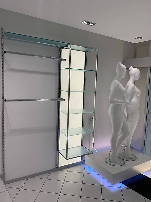 Toutes les décorations: Espositore appenderia con pannello a led  – D'occasion à Arbedo par Caroladp