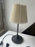 Nachttischlampe mit Knipsschalter und Glühbirne. Gemütlich