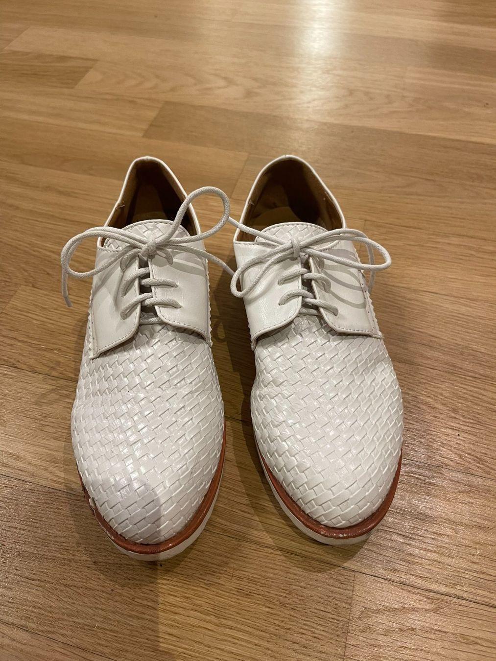 Scarpe da donna: Weisse Schnüschuhe Gr. 36 – Usato da Rheineck venduto da FGeissler