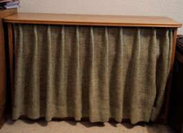 Schuhkästchen mit Vorhang aus den 50er Jahren (massiv Holz)