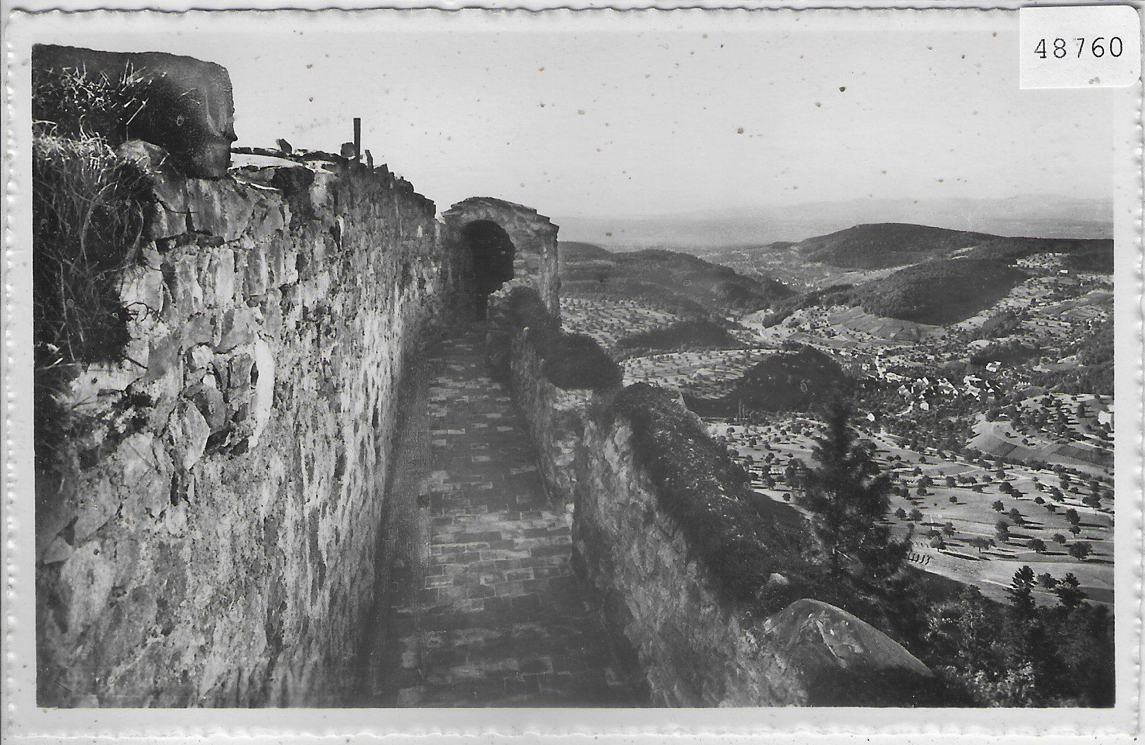 Cartoline postali: Ruine Farnsburg BL – Usato da Ettingen venduto da Kartenplanet