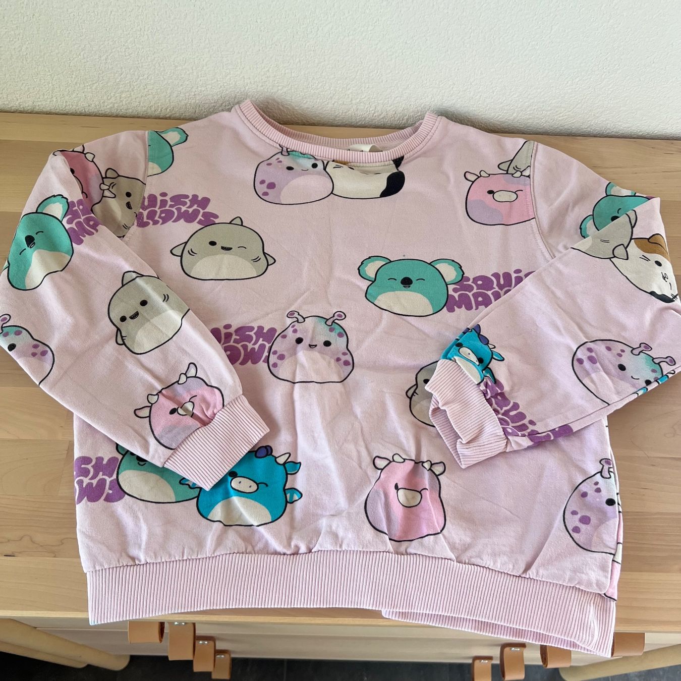 H&M Pulls et sweat-shirts: H&M Mädchen Pullover rosa mit Squishmallows Motiv Grösse 140 – D'occasion à Steinmaur par HenSaa