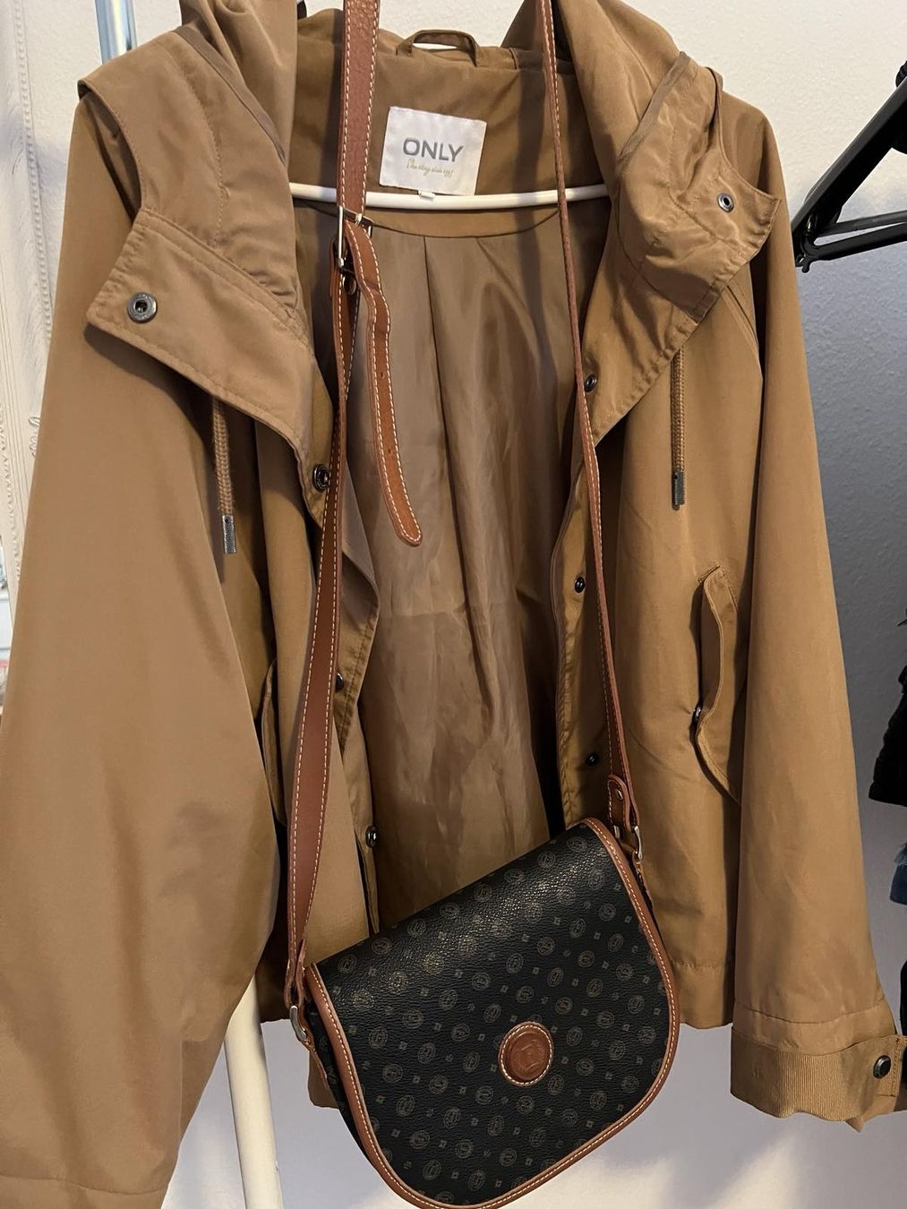 Lotti di vestiti: Frühlingsjacke mit Ledertasche – Usato da Basel venduto da M.M_