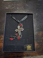 Alchemy Gothic : croix sur ronces et cristaux de swarovsky