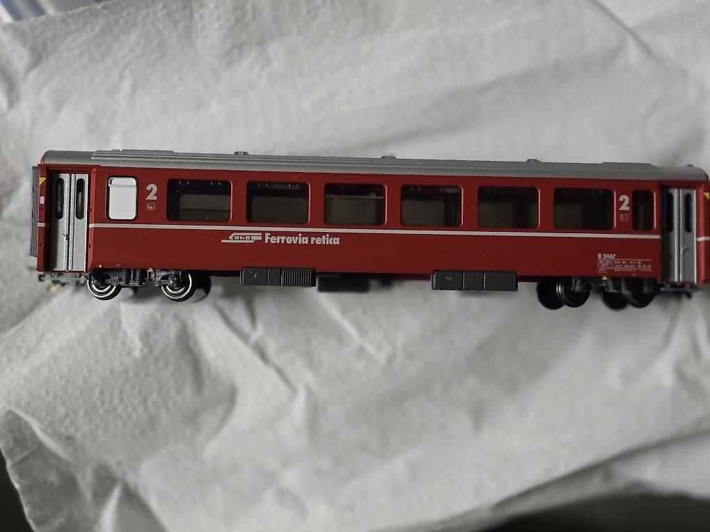 Modellini di ferrovie: RhB B 2467 Einheitswagen III rot 2. Klasse – Usato da Ebikon venduto da Mr.Busdriver