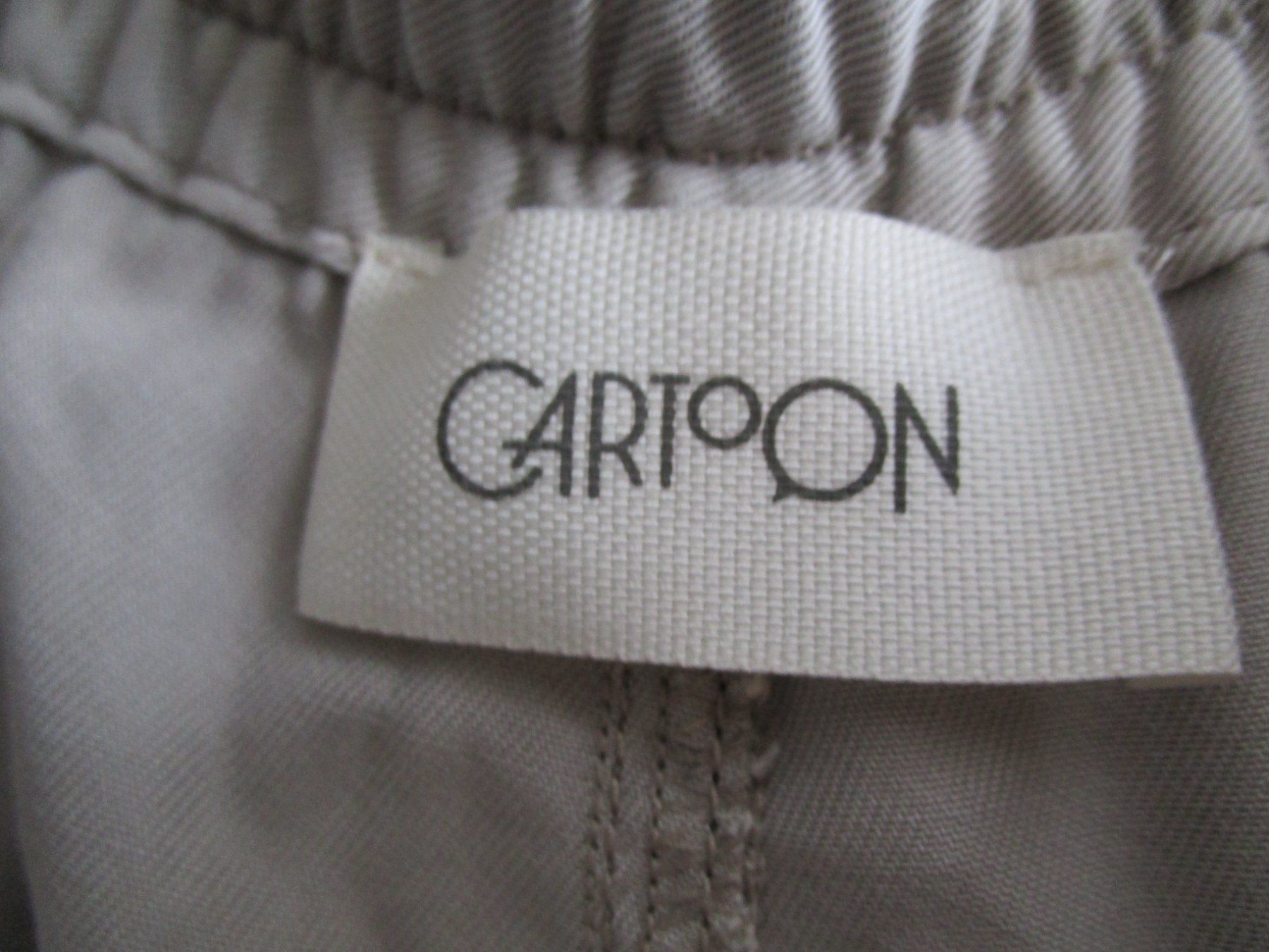 Lotti di vestiti: Hose von Cartoon und Bluse – Usato da Birmenstorf AG venduto da Edelweiss25 1