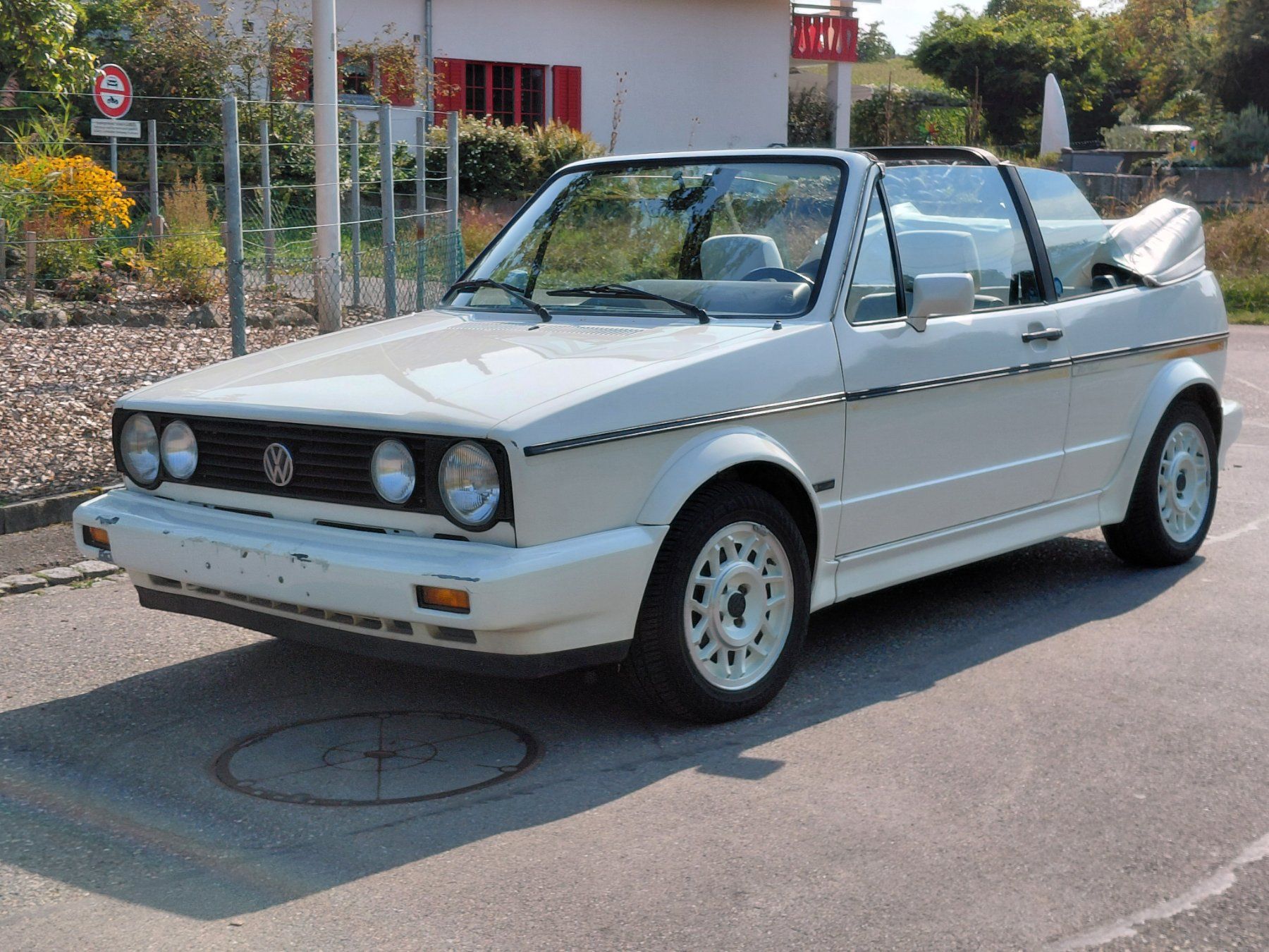 VW Automobili: VW Golf Cabrio MK1 1.8 White Special – Difettoso da Menziken venduto da ZiolkowskiAutomotive 1