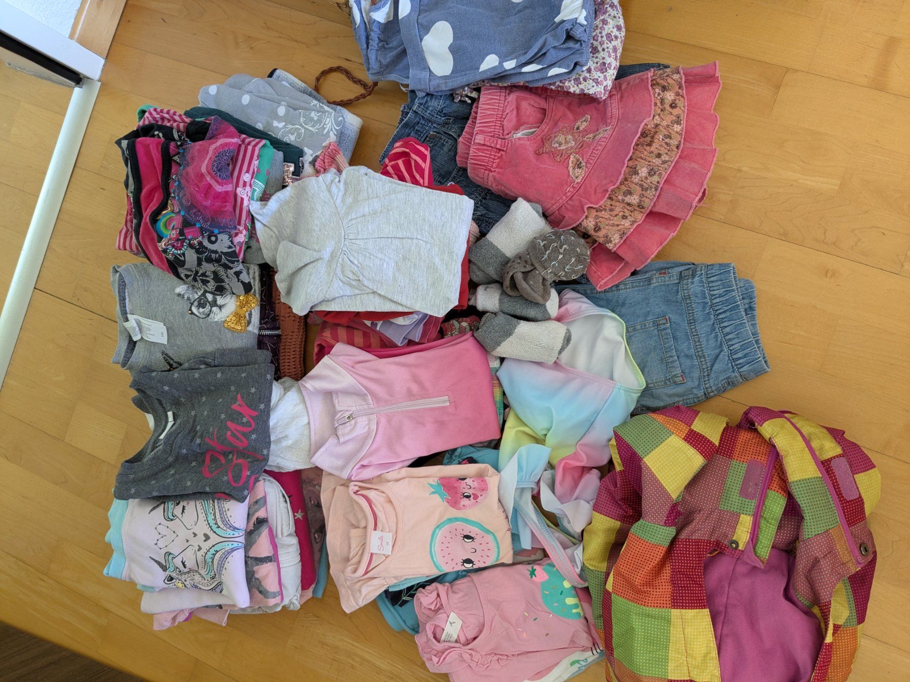 Lotti & Set di vestiti: Kleiderpaket 98/104, über 40 Teile – Usato da Oberentfelden venduto da Nydya