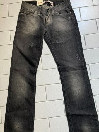 Neu mit Etikett, schwarze Jeans in Größe 28/34.