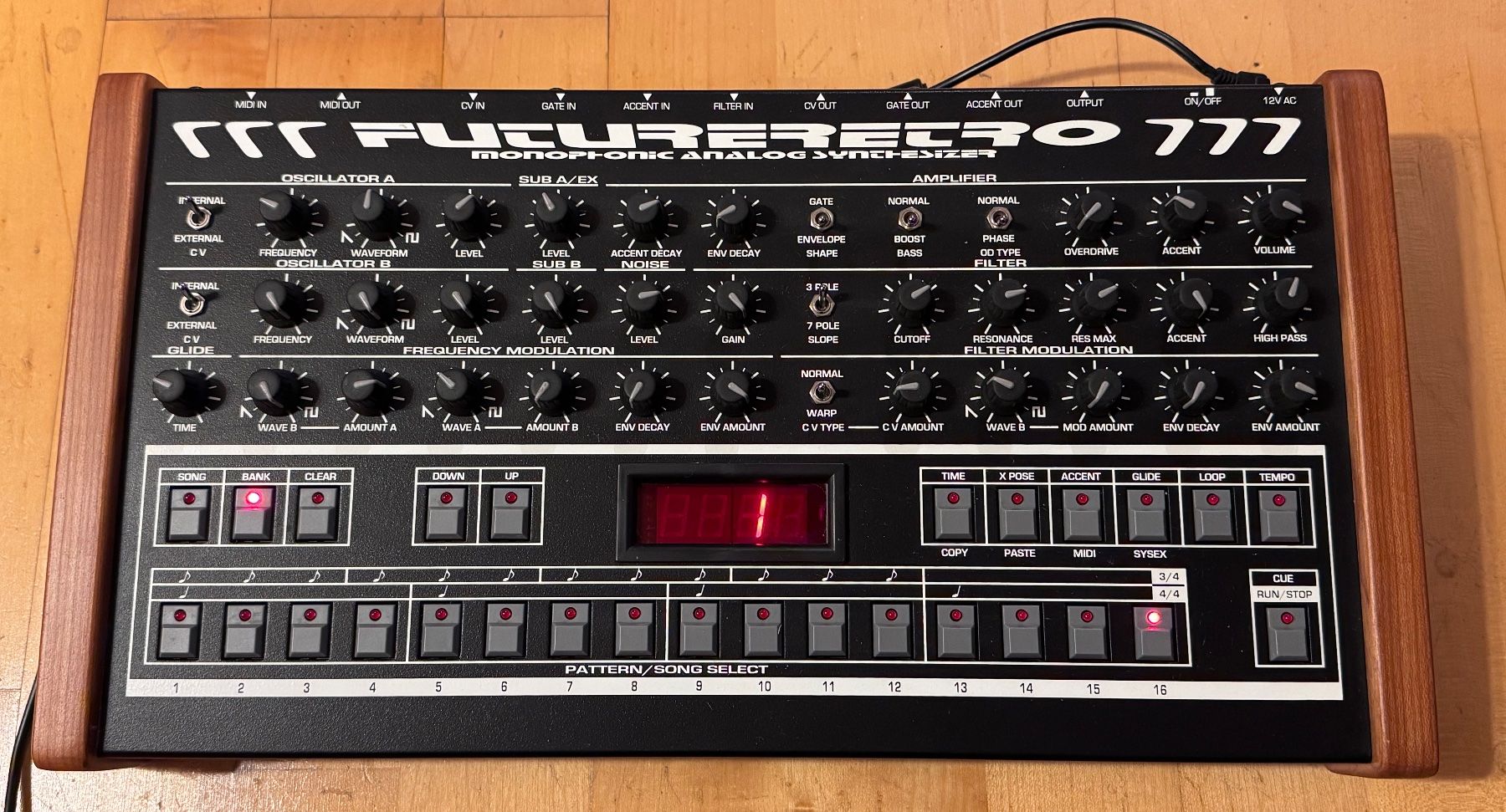 Instruments de musique: Future Retro 777 Original Version von 1997 – D'occasion à Unterengstringen par NOISE 7