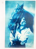 Fotopostkarte Frau mit Pferd Handkoloriert - um 1920 Antik