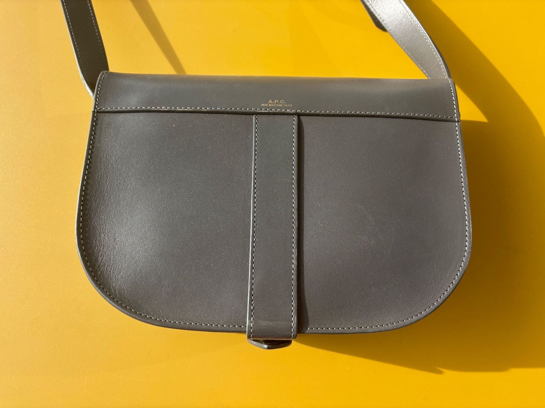 Apc Sacs: A.P.C. "JUNE SADDLEBAG" Handtasche in Dunkelgrau – D'occasion à Zürich par missmodernage 1