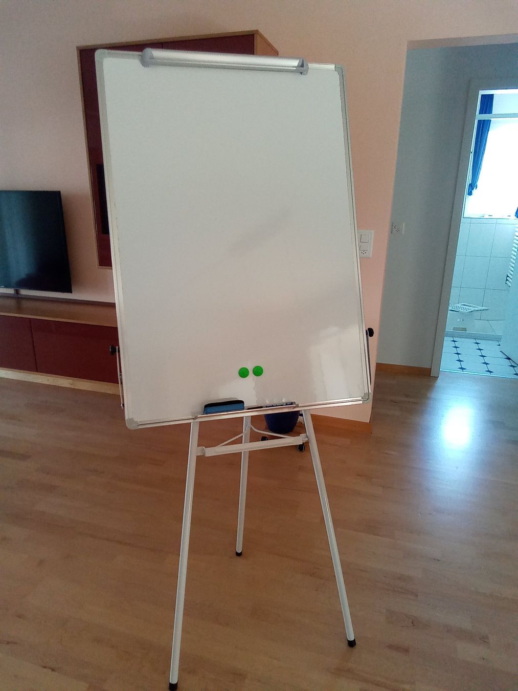 Tableaux: Flipchart WHITEBOARD mit DREIBEINSTATI – D'occasion à Feuerthalen par jwunu_8576