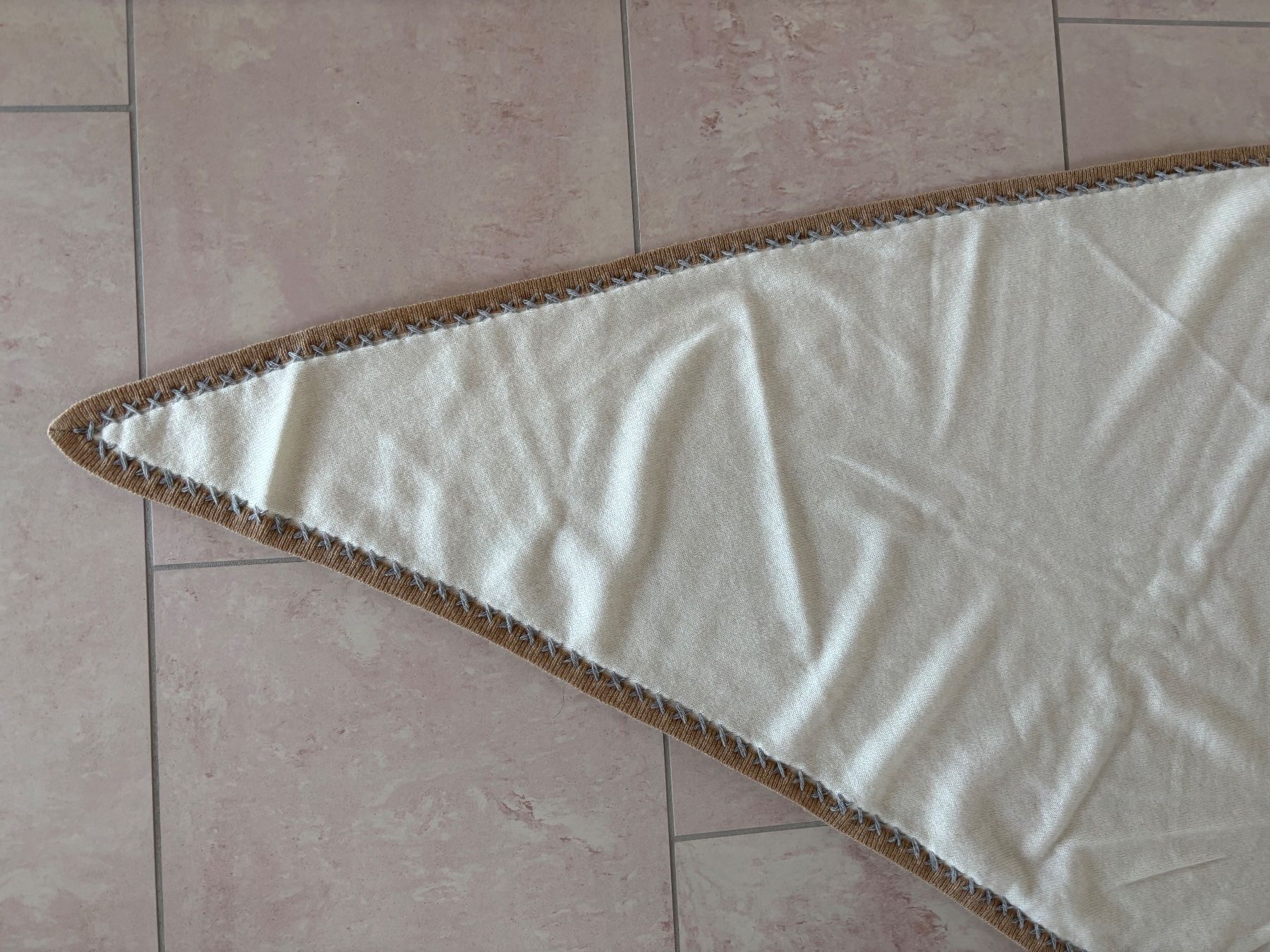 Codello Foulard & Sciarpe: Dreiecktuch von Codello – Nuovo (secondo la descrizione) da Wohlenschwil venduto da F.F. 1