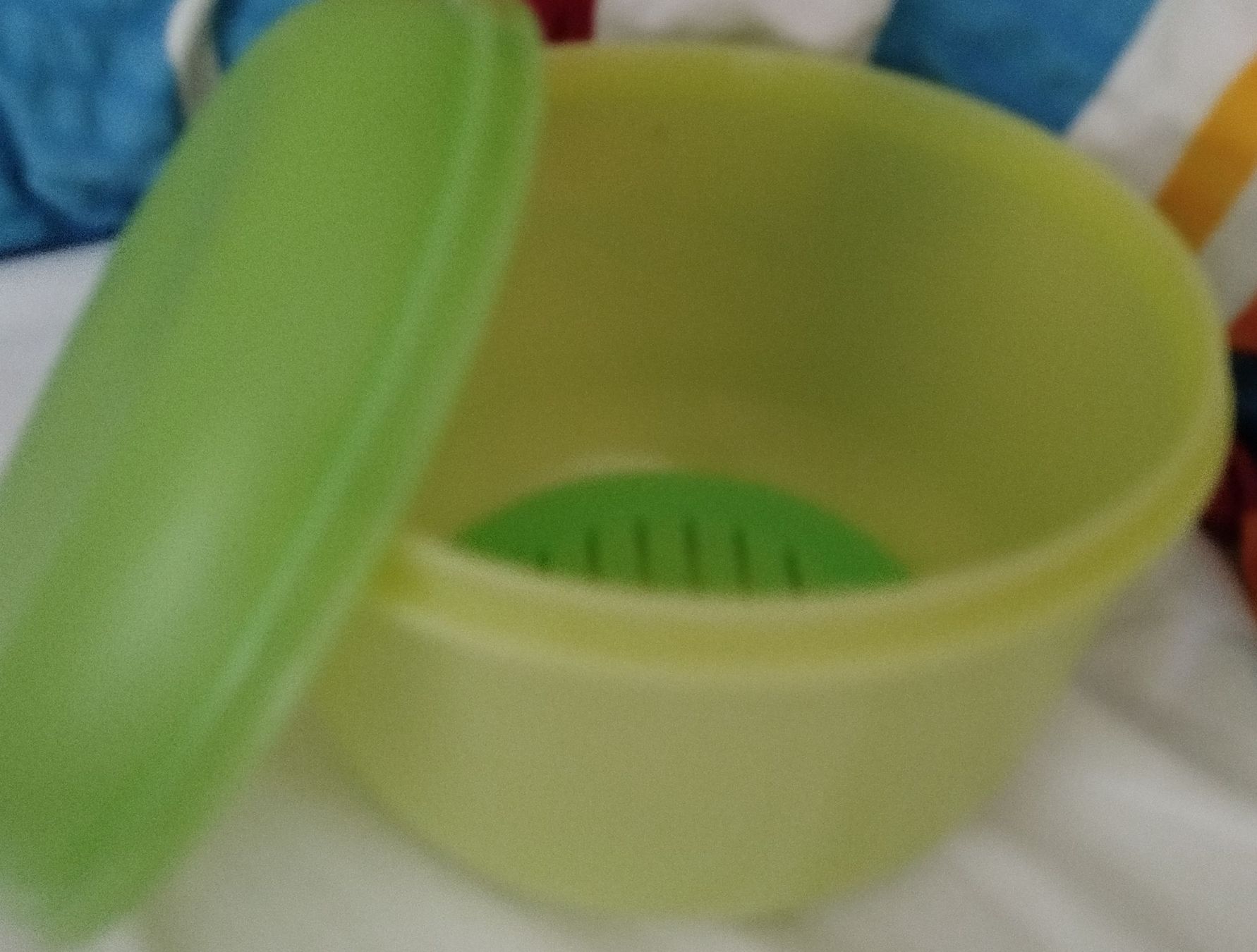 Tupperware Behälter & Ähnliches: Tupperware Salatbehälter mit Deckel und Siebeinsatz – Gebraucht aus Meiringen von apl76