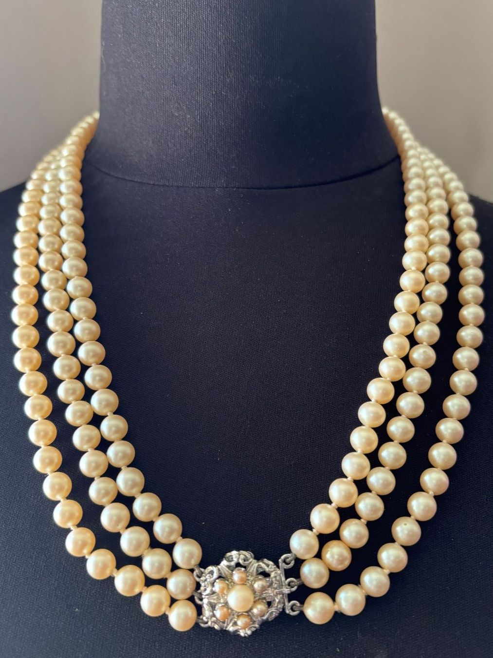 Catenine: Collier de perles  à trois rangs  fermoir en arget 800 – Usato da Peseux venduto da CharmeCommerce 2