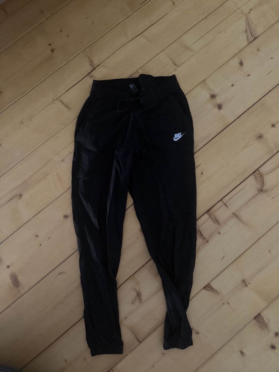 Nike Pantaloni: Nike Jogginghose schwarz Grösse S – Usato da Tüscherz-Alfermée venduto da Josydem