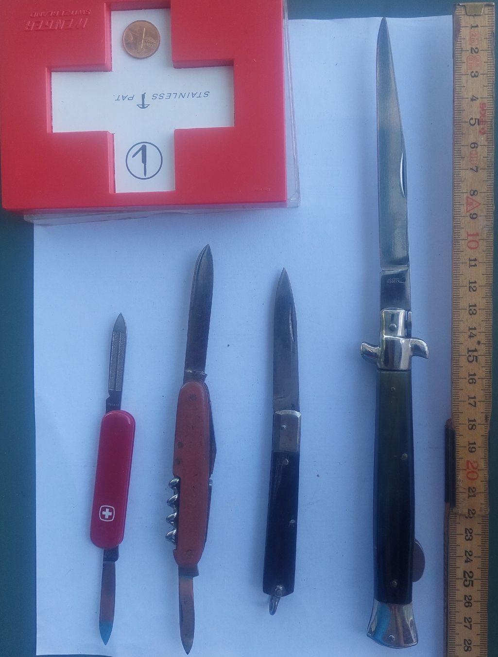 Coltelli tascabile: 4 Sackmesser, eines davon ein Klappmesser – Usato da Zürich venduto da Cortin 1
