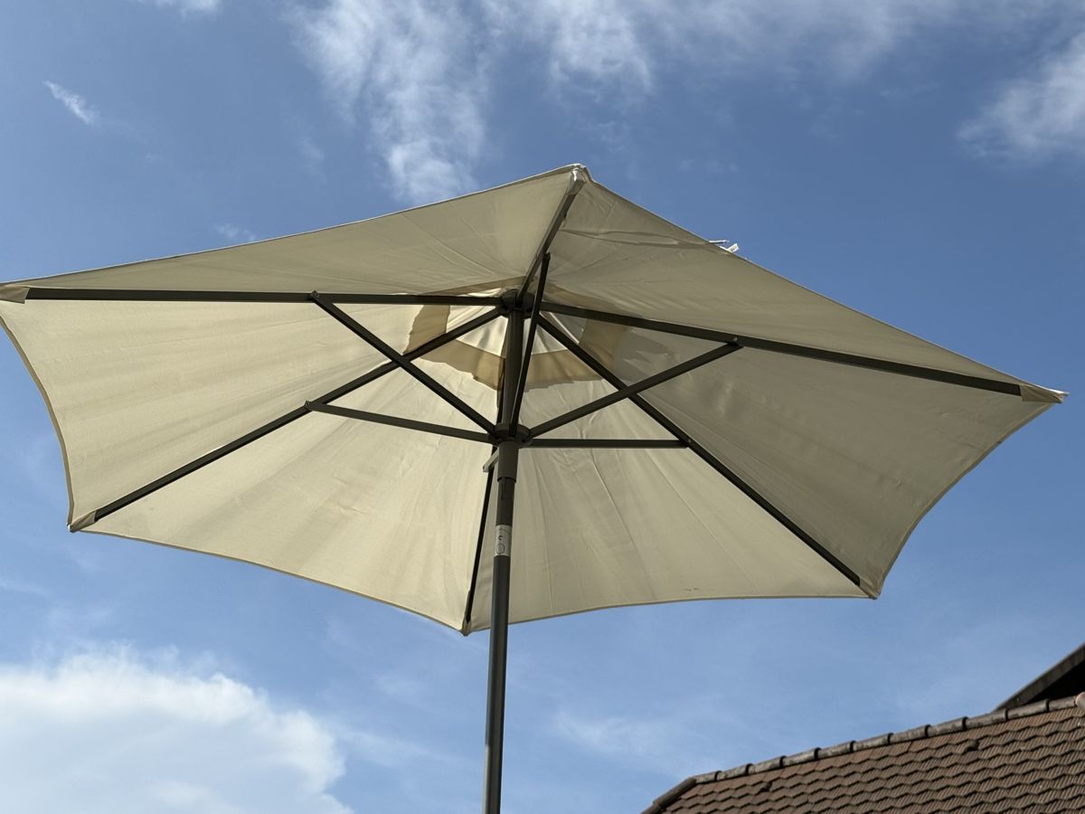 Ombrelloni: Grosser SCHNEIDER Sonnenschirm  – Usato da Konolfingen venduto da petzipetz 1