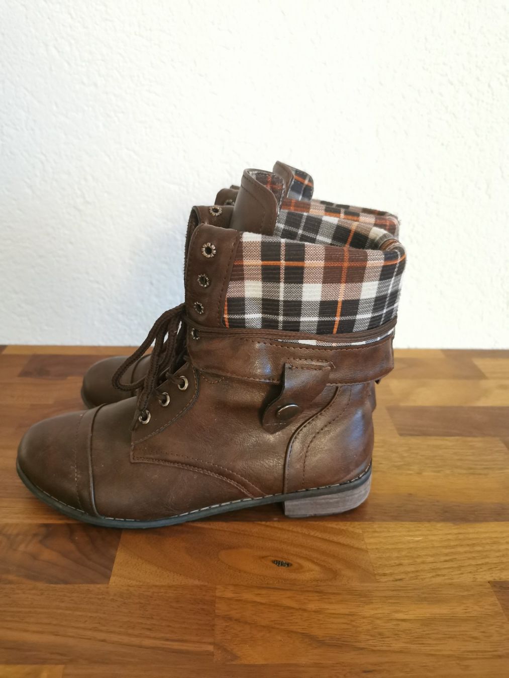 Scarpe da donna: Braune Stiefeletten mit Karo Muster Gr. 37 – Nuovo (secondo la descrizione) da Boniswil venduto da Totomat-Lady2