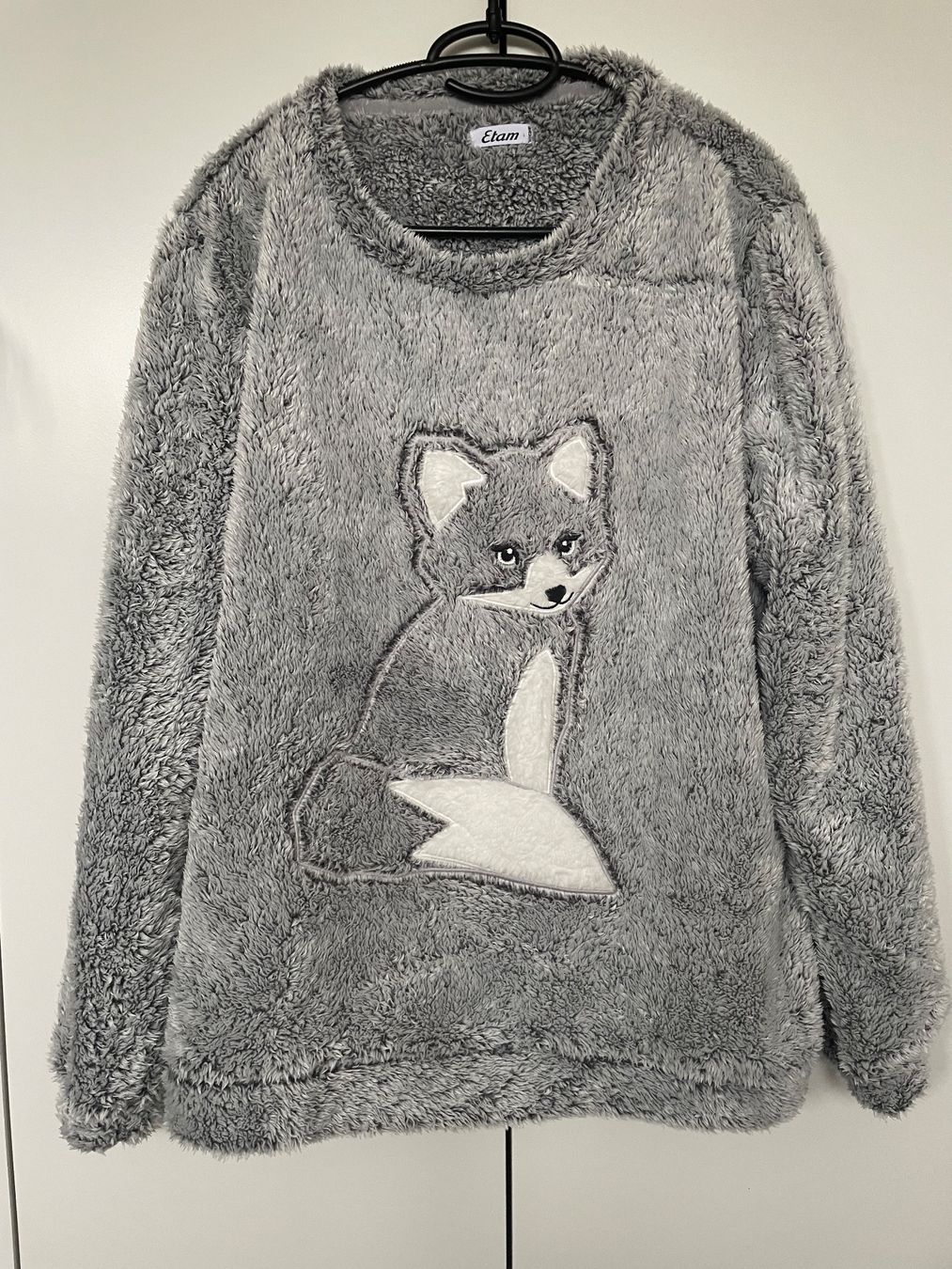 Etam Pullover & Sweatshirts: Etam Plüschpullover grau mit Fuchsmotiv – Gebraucht aus Basel von Robyn20