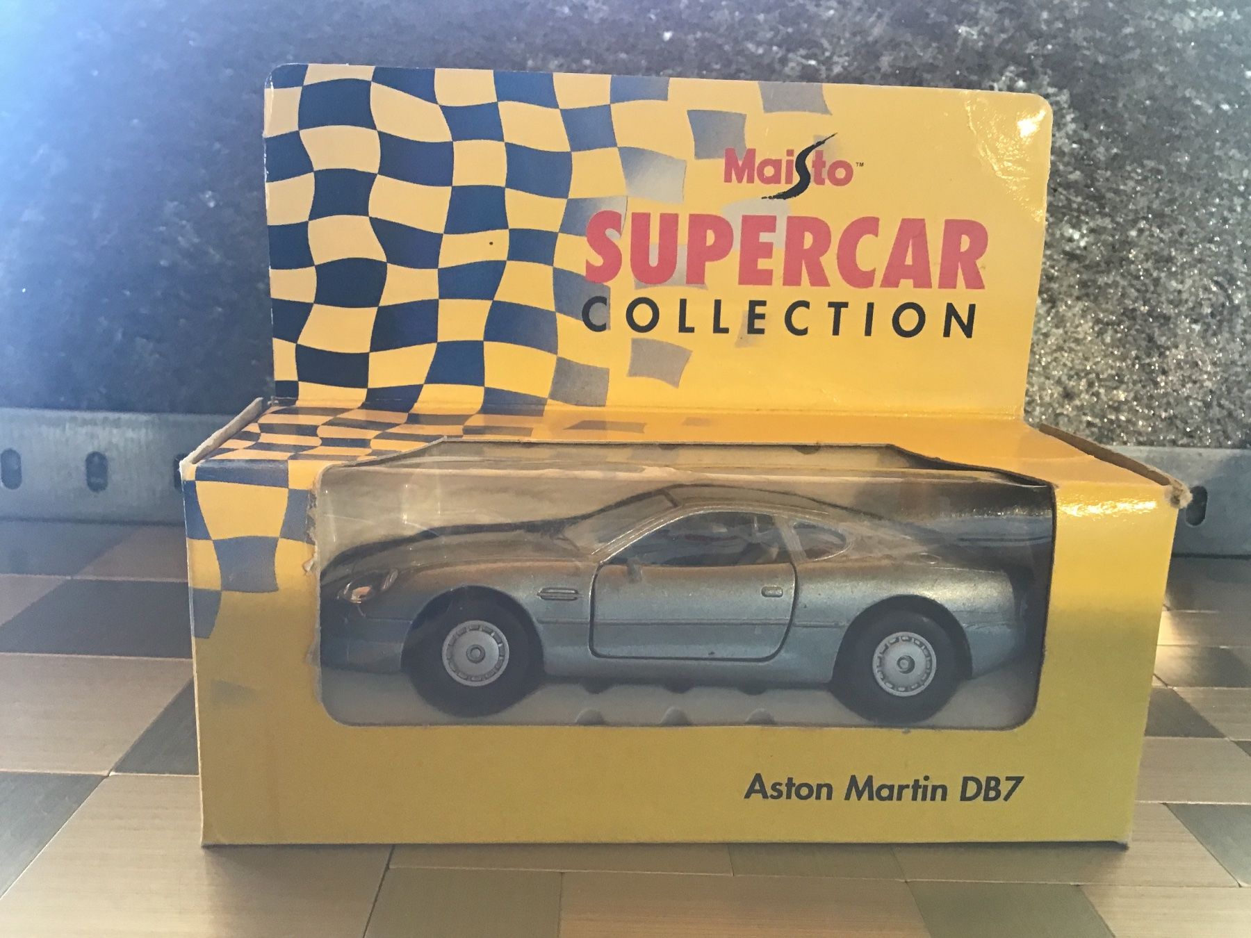Maisto Modellini d'auto: MAISTO SUPERCAR COLLECTION ASTON MARTIN DB7 – Usato da Männedorf venduto da Spezial-Modelle