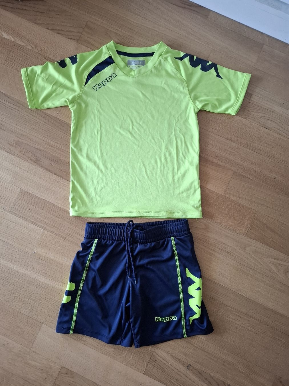 Kappa Scarpe, pantaloni & magliette da ginnastica: Sportset Jungs Gr 116 – Usato da Knonau venduto da Melismile