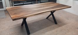 Massivholztisch aus Schweizer Nussbaum rustikal 220cm