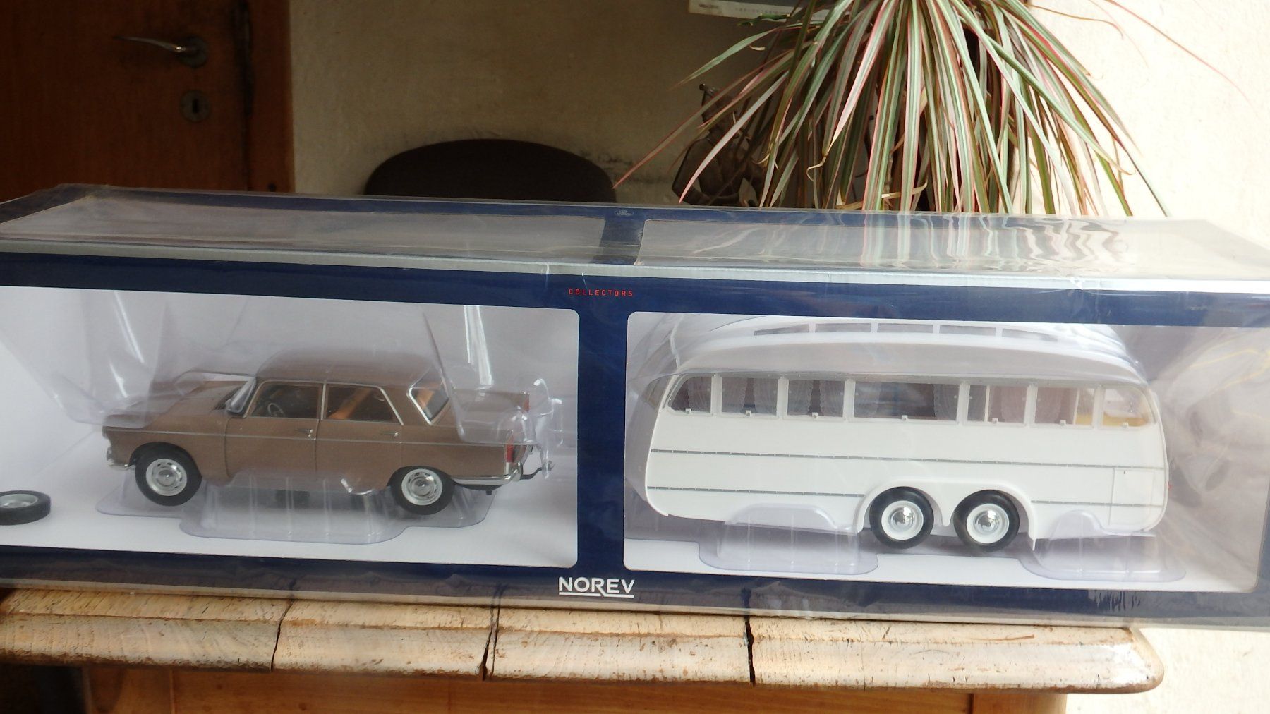Peugeot Modellini d'auto: Modellauto mit Caravan Peugeot 404 – Nuovo e nell'imballaggio originale da Zürich venduto da Fredi1370