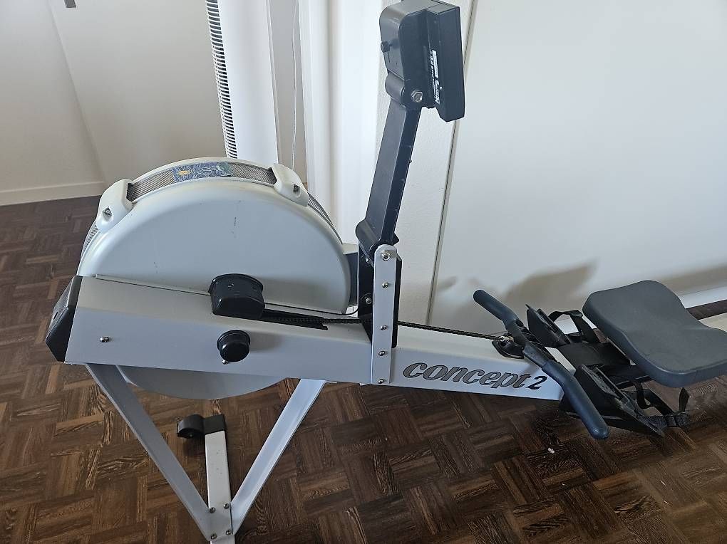 Vélos d'appartement: Concept2 Ruderergometer PM3  gepflegt & funktionsfähig – D'occasion à Zug par Schwenggeler 2