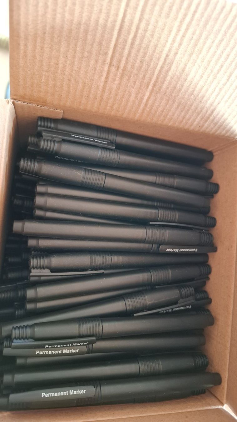 Penna & Evidenziatori: 100 Stück Fine Point Permanent Marker 0.5mm. – Nuovo e nell'imballaggio originale da Rotkreuz venduto da keerthdi