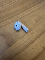 rechten Ohrhörer der Apple AirPods 4 mit aktiver Geräuschunt