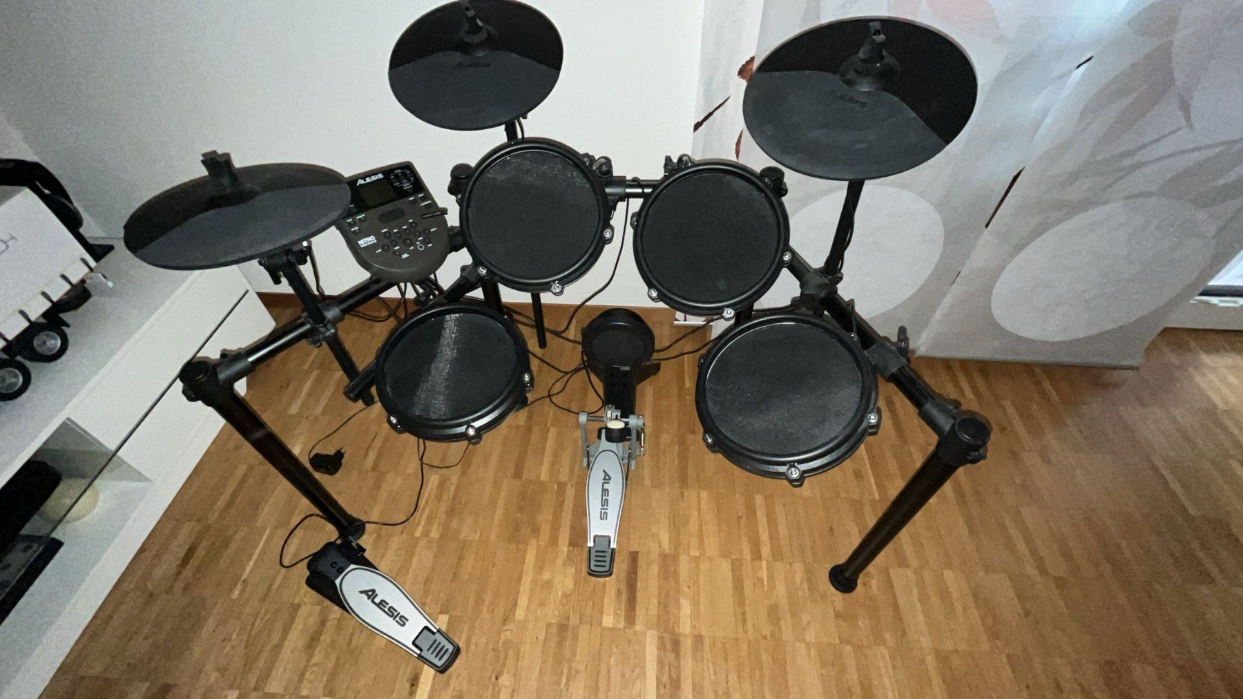 Alesis Strumenti musicali: E-Schlagzeug Alesis Nitro Mesh Kit E-Drum + Double Pedal NEU – Nuovo (secondo la descrizione) da Effretikon venduto da DEINE_HobbyWerkstatt 1