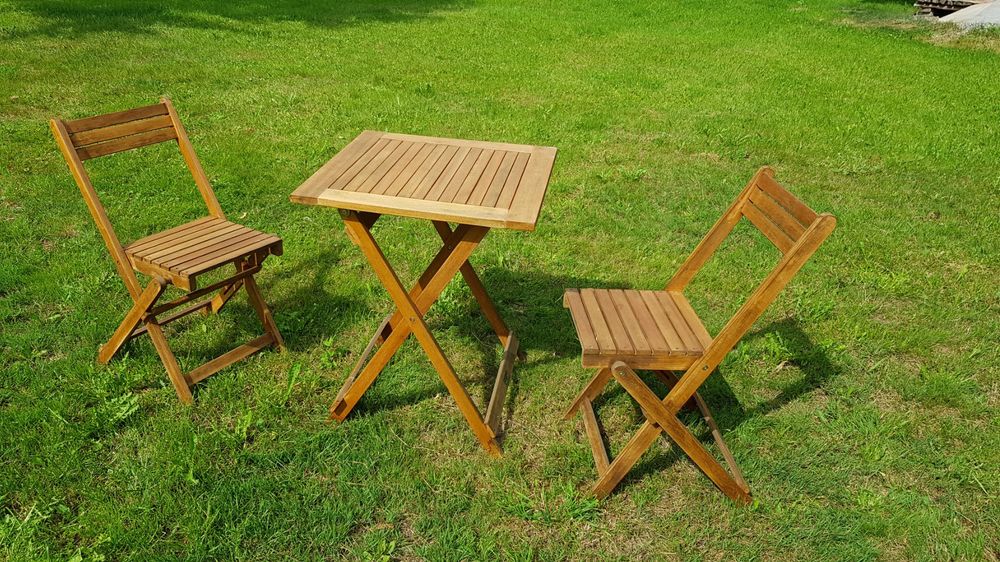 GartenHolztisch mit 2 Stühlen klappbar Kaufen auf Ricardo