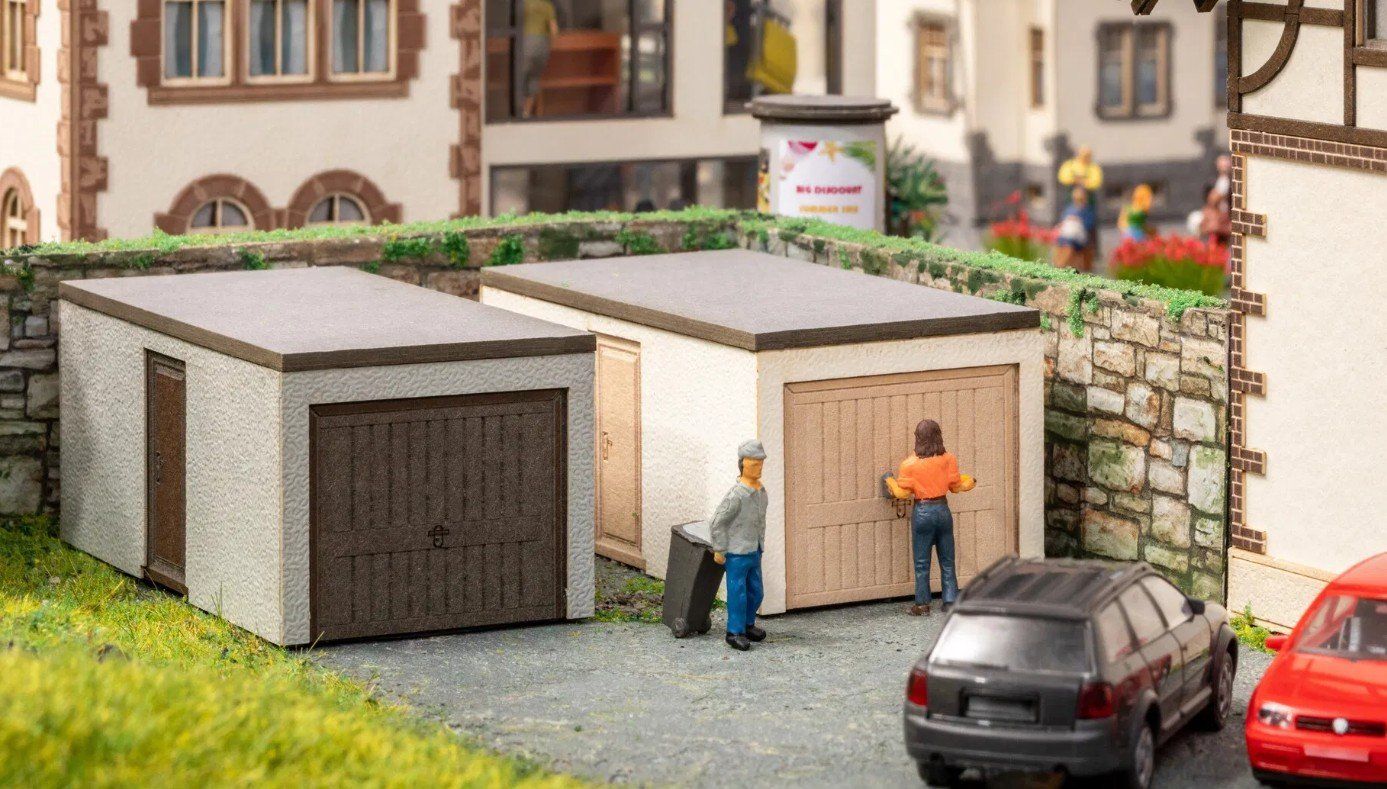 Noch Modellini di ferrovie: NOCH 14319 H0 Fertig-Garagen – Nuovo e nell'imballaggio originale da Neukirch an der Thur venduto da MoBa-Artikel