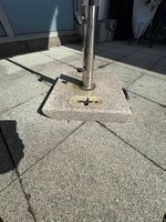 Grosser Sonnenschirm mit stabilem Granitsockel