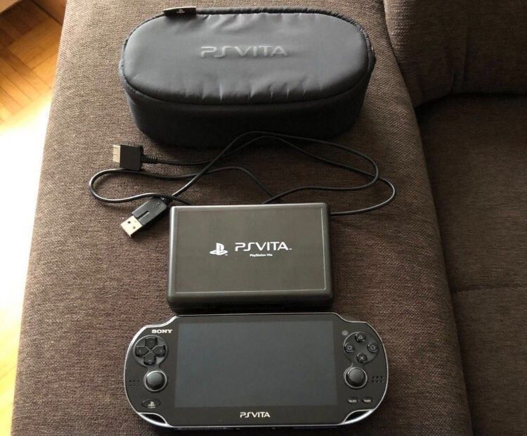 PS Vita mit Case, Etui und Ladekabel | Kaufen auf Ricardo